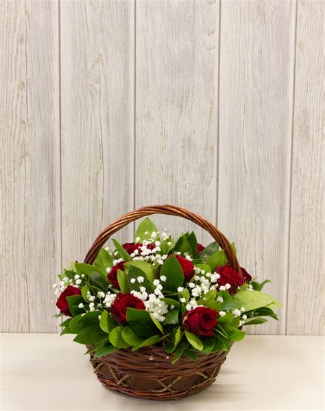 Basket arrangement with red roses | Send Flowers | eflowers.gr