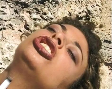 Superbe brünette MILF aus deutschland reibt ihre muschi mit ihren high heels xHamster