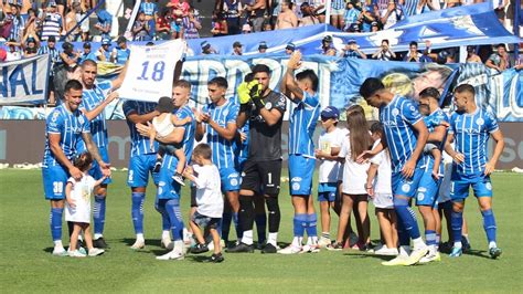 Los Hinchas De Godoy Cruz Le Hicieron Un Emotivo Homenaje Al Morro