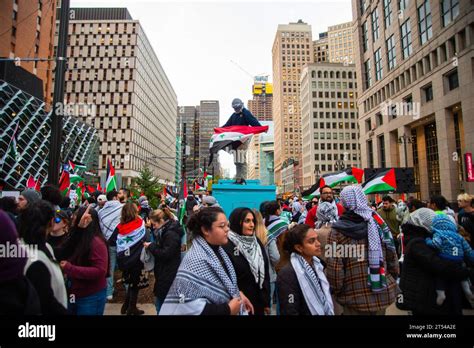 Detroit États Unis 28 octobre 2023 Un manifestant tient le drapeau