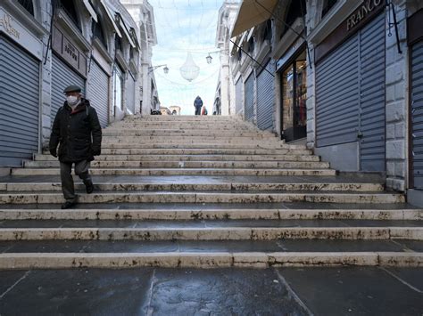 L Italie recense 329 nouveaux décès et 7 925 contaminations liés au