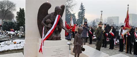 Na Cmentarzu W Wojciecha W Odzi Ods Oni To Pomnik Pami Ci Dzieci