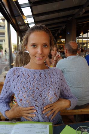 Daring âœflashâ and potentially awkward experience in a restaurant Porn Pic