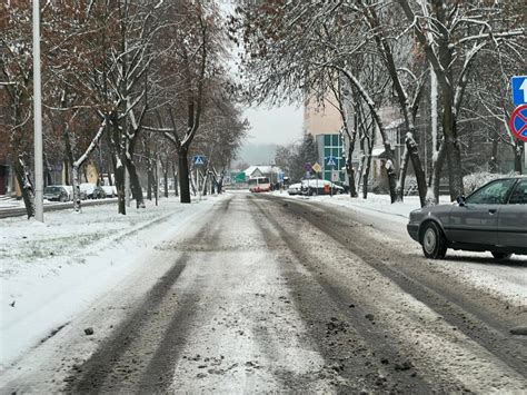 Uwaga Na drogach nadal niebezpiecznie Zima znowu zaskoczyła drogowców