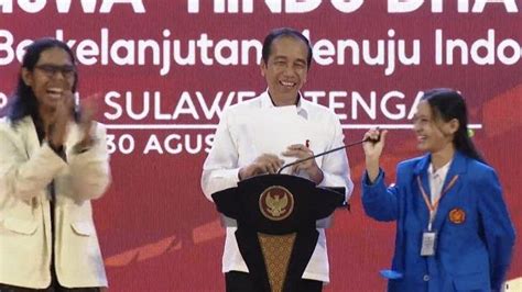 Tawa Jokowi Saat Diminta Seorang Mahasiswi Palu Jadi Presiden Tiga