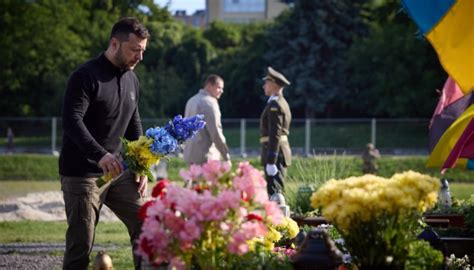 Zelensky En Lviv Rinde Homenaje A Los Defensores Ca Dos