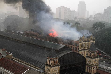 Fotos Inc Ndio Atinge O Museu Da L Ngua Portuguesa Em S O Paulo