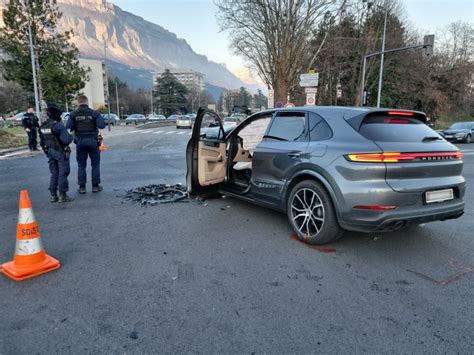 Isère En fuite au volant d une Porsche volée il s encastre dans un