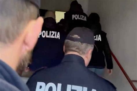 Case Popolari E Guerre Di Camorra 60 Arresti A Napoli Sgominati Due