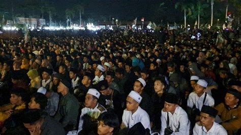 Ribuan Jemaah Bershalawat Bersama Habib Muhammad Luthfi Hut Ke