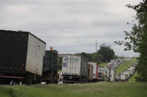 Rodovia Washington Luís segue parcialmente bloqueada em Rio Claro