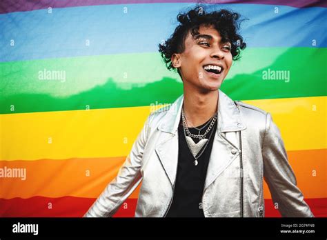 Homme gay jeune Banque de photographies et dimages à haute résolution Alamy