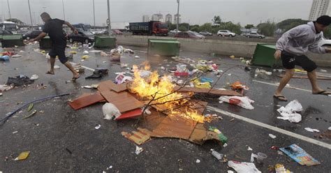 G1 Manifestantes bloqueiam trecho da Marginal Tietê notícias em São