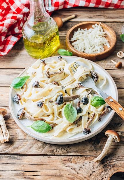 Pasta Fettuccine Italiana Cremosa Casera Con Champi Ones Servidos Sobre