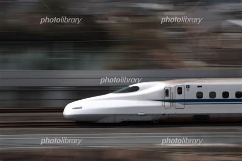 雪の米原駅を通過するn700系のぞみ 写真素材 [ 7054402 ] フォトライブラリー Photolibrary