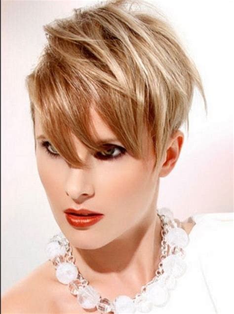 60 Unbeatable Short Hairstyles for Long Faces [2021]