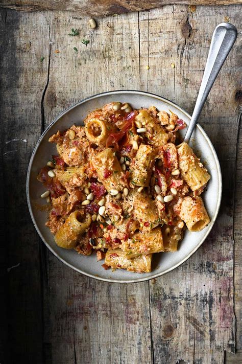 Pasta Met Pesto Van Zongedroogde Tomaten En Ricotta Serving Dumplings