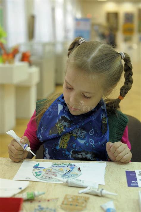 Children draw on the glass editorial photography. Image of summer ...