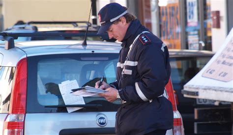 Il Danno E La Beffa Tampona Un Auto Guidata Dalla Moglie E L