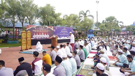 Tumpah Ruah Ribuan Warga Binaan Lapas Narkotika Karang Intan Salat