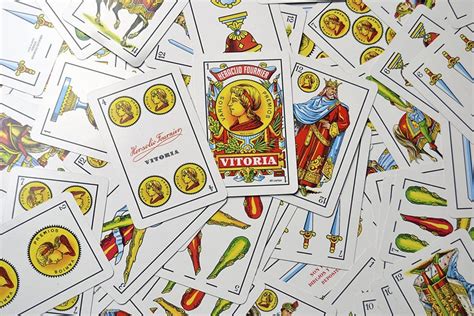 Por qué la baraja de cartas española tiene cuatro palos y qué