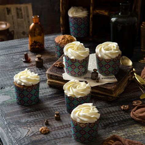 Magdalenas Hechas En Casa Deliciosas De La Zanahoria En Tazas De Papel