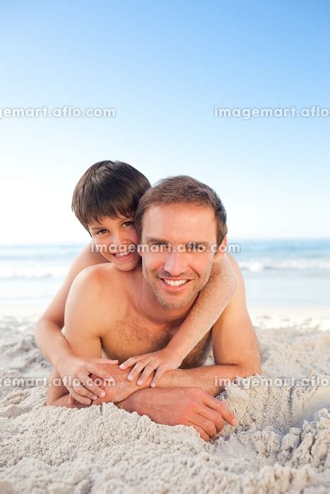 Father And His Son At The Beachの写真素材 [31506214] イメージマート