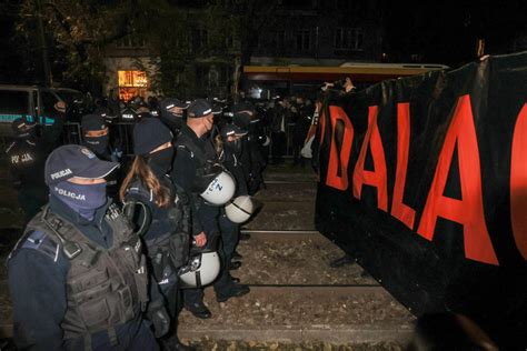 Trybunał Konstytucyjny zaostrzył prawo aborcyjne Protesty pod domem