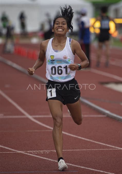 ODEKTA ELVINA RAIH EMAS LARI 5 000 METER PUTRI PON PAPUA ANTARA Foto