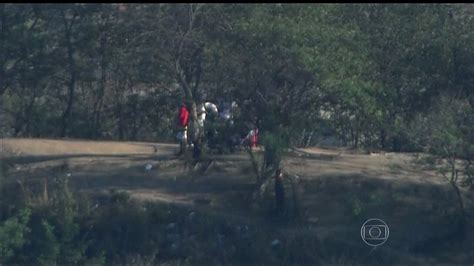 Globocop flagra bandidos armados no alto do morro do Chapadão RJ1 G1