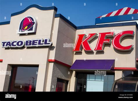 Un Taco Bell Y Kentucky Fried Chicken Kfc Restaurante De Comida