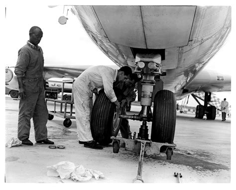 Technicians working on Boeing 707 landing gear. - Atom site for DRISA