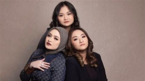 Baru Pindah Agama Berikut Deret Artis Yang Pertama Kali Rayakan