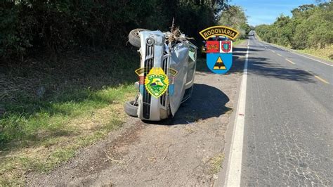 Carro capota após bater em caminhão e idoso fica ferido na PR092