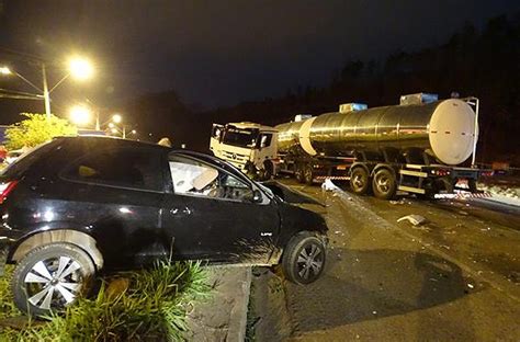 G Motorista Morre Ap S Acidente Envolvendo Carro E Carreta Em Muria