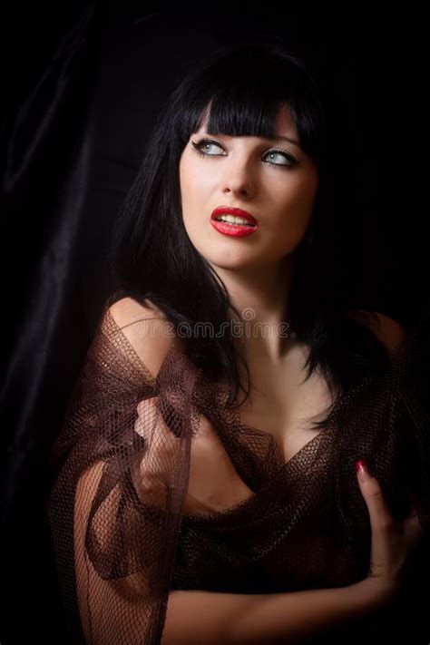 Portret Van Een Mooie Brunette Stock Afbeelding Image Of Haar