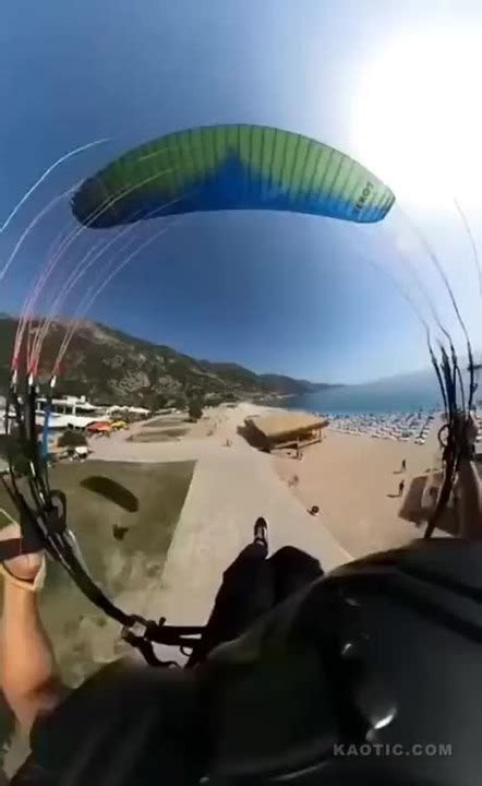 patadón aterrizando en paracaídas en la playa Meme subido por