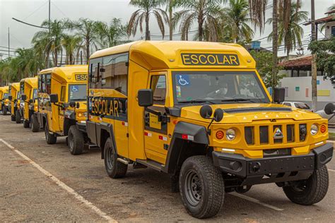 Educação apresenta frota de novos ônibus escolares para atender escolas