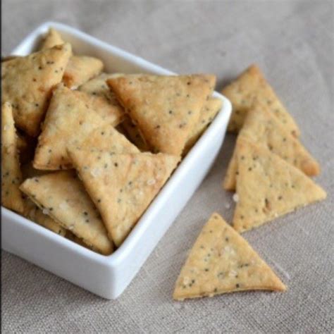 Retrouvez la recette des crackers au sésame et au pavot sur notre site