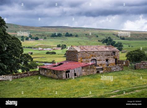 Barn Yorkshire Dales Hi Res Stock Photography And Images Alamy