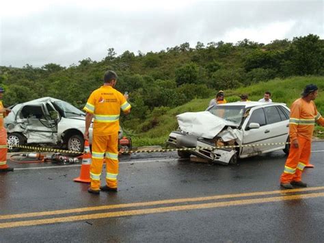 G Mulher Morre Em Batida Entre Carros Na Mg Em Piumhi Not Cias