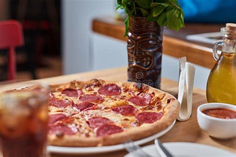 Pizza Fresca Con La Salchicha De Los Salchichones En La Tabla De Madera