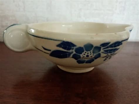 SAUCIÈRE EN porcelaine de Limoges décor fleuri bleu avec liseré bec