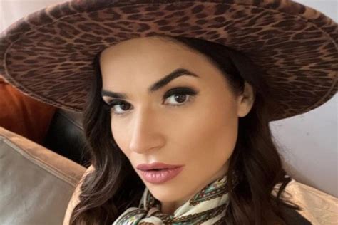 SKINULA SE MARIJA KARAN Minijaturni BIKINI opčinio pripadnike muškog pola SE SI fotke PLJUŠTE