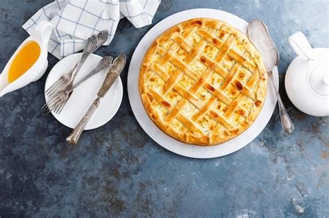 Un Pastel De Queso Con Una Tapa De Celos A Se Sienta En Una Mesa Al