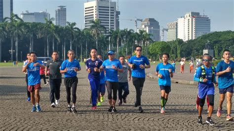 Lari Ke Balai Kota Sandiaga Sempatkan Main Basket Di Monas News