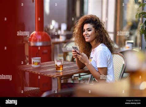 Jeune Femme Assise Dans La Rue Banque De Photographies Et Dimages