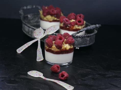 panna cotta framboises et crumble coco Recette par épicétout