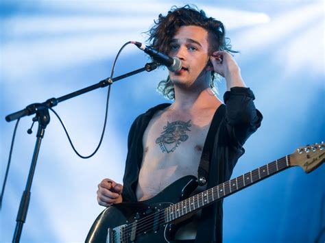 The 1975s Matty Healy Invites Dad On Stage To Sing Hits 96 Wdod Fm