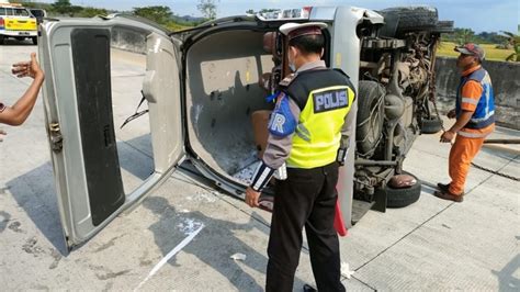 Ban Meletus Toyota Hiace Penumpang Orang Terguling Di Tol Madiun